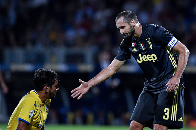 La photo: Giorgio Chiellini, le capitaine de Juventus, aide un autre joueur. (Toutes les photos: VI Images)